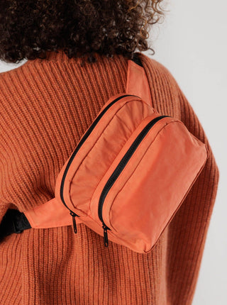 BAGGU Sac Banane - Capucine, sac banane orange avec deux pochettes. Vendu à Montréal.