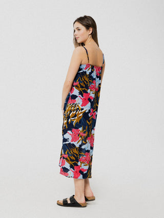 Robe longue ample et confortable marine avec motif de fleurs rose et bleu pâle et une fente latérale plus des bretelles ajustables.