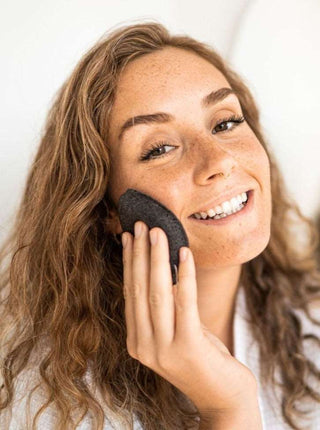 BKIND Éponge Konjac Nettoyante - Charbon & Bambou. Fait localement à Montréal, Québec.