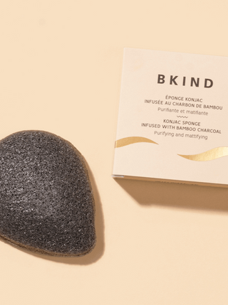 BKIND Éponge Konjac Nettoyante - Charbon & Bambou. Fait localement à Montréal, Québec.