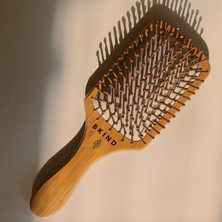 BKIND Grande Brosse à Cheveux, masse agréablement le crâne grâce aux pics à bouts rond. Fait à Montréal, Québec.