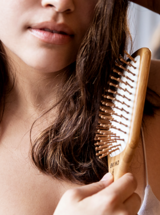 BKIND Grande Brosse à Cheveux, masse agréablement le crâne grâce aux pics à bouts rond. Fait à Montréal, Québec.