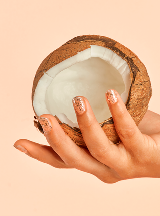 BKIND Vernis à Ongles - 24K, vernis à grosses paillettes dorées. Fait localement à Montréal, Québec.