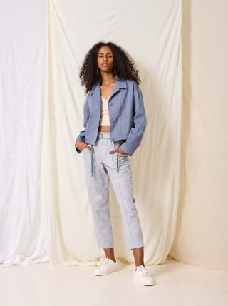 Pantalon Root - Max Denim Clair Cokluch, pantalon qui arrive aux chevilles. Fait localement à Montréal, Québec.