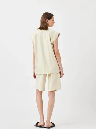 MINIMUM Gilet Freas - Beige, veste sans manches col V avec boutons. Vendu dans une boutique de créateurs locaux.