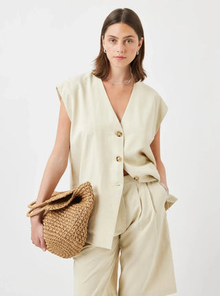 MINIMUM Gilet Freas - Beige, veste sans manches col V avec boutons. Vendu dans une boutique de créateurs locaux.