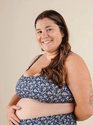 Haut de maillot de bain Lima- Moonflower Mimi & August, très bon maintient grâce au dos ajustable. Conçu à Montréal.