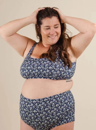 Haut de maillot de bain Lima- Moonflower Mimi & August, très bon maintient grâce au dos ajustable. Conçu à Montréal.