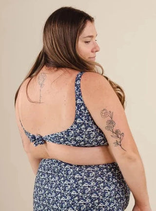 Haut de maillot de bain Lima- Moonflower Mimi & August, très bon maintient grâce au dos ajustable. Conçu à Montréal.