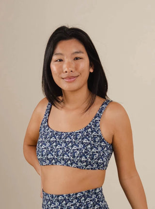 Haut de maillot de bain Lima- Moonflower Mimi & August, très bon maintient grâce au dos ajustable. Conçu à Montréal.