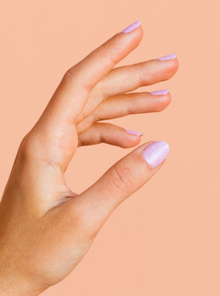 BKIND Vernis à Ongles - Wonderland, lilas rempli de mini pailettes blanches et mates. Parfaite idée de cadeau pour femme.