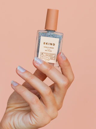 BKIND Vernis à Ongles - Milkyway, vernis transparent avec paillettes argentées et multicolores, parfaite idée de cadeau pour femme., 