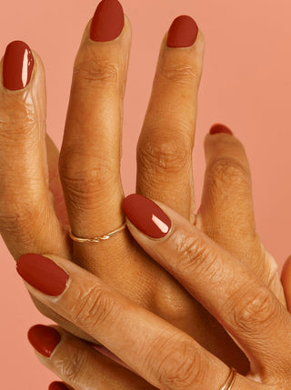 BKIND Vernis à Ongles - Leo, couleur brique, parfaite idée de cadeau pour femme.