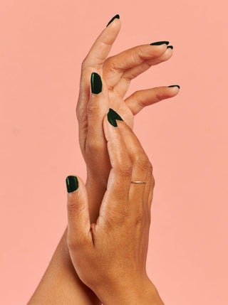 BKIND Vernis à Ongles - En Beau Fusil, vernis vert sapin. Parfaite idée de cadeau pour femme.