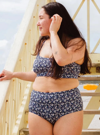 Bas de maillot de bain Paloma Moonflower Mimi & August taille haute. Conçu à Montréal, Québec.
