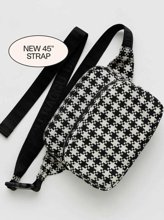 BAGGU Sac Banane - Gingham Noir & Blanc, sac banane avec deux pochettes. Vendu à Montréal.