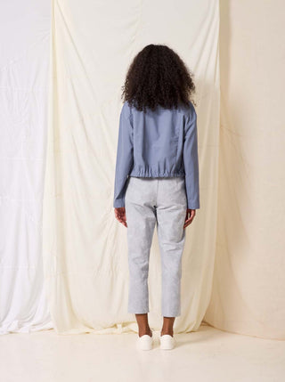 Pantalon Root - Max Denim Clair Cokluch, pantalon qui arrive aux chevilles. Fait localement à Montréal, Québec.