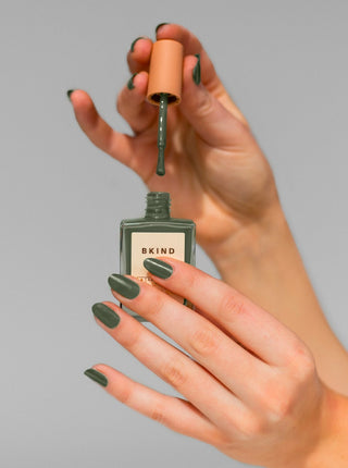 BKIND Vernis à Ongles - Sauge, vert mousse foncé. Parfaite idée de cadeau pour femme.