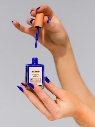 BKIND Vernis à Ongles - Skinny Dip, bleu royal. Parfaite idée de cadeau pour femme.