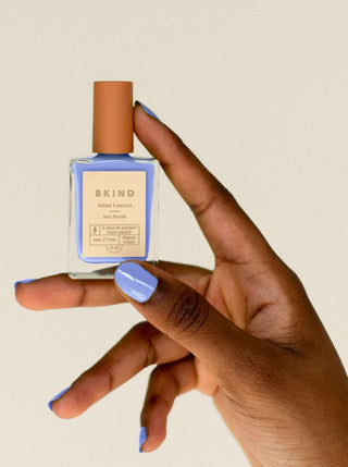 BKIND Vernis à Ongles - Marco Polo, couleur bleu. Parfaite idée de cadeau pour femme.