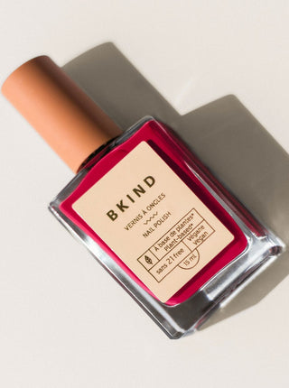 BKIND Vernis à Ongles - Pink Beet Latté, rose écarlate aux nuances de rouge. Parfaite idée de cadeau pour femme.