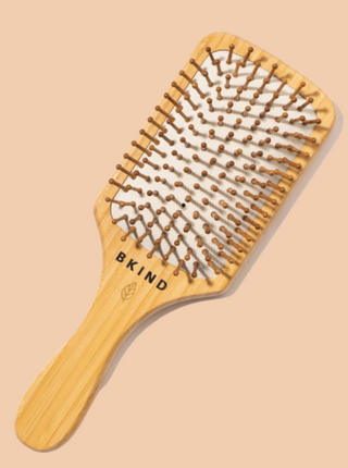 BKIND Grande Brosse à Cheveux, masse agréablement le crâne grâce aux pics à bouts rond. Fait à Montréal, Québec.