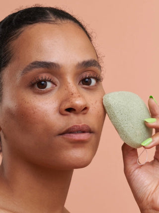BKIND Éponge Konjac Nettoyante - Thé Vert antioxidant. Fait localement à Montréal, Québec.