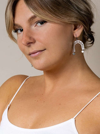 Boucle d'oreille forme arc-en-ciel argent. Montreal designer boutique.