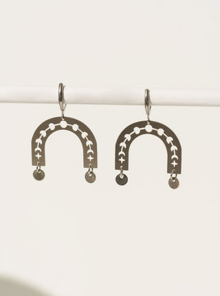 Boucle d'oreille forme arc-en-ciel argent. Montreal designer boutique.