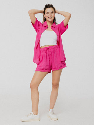 Short rose ample, léger et confortable avec élastique au dos et poches latérales. Designer québécois.