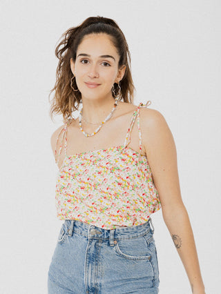 Camisole ample et confortable à motif fleurie blanc, jaune et vert avec fines bretelles. Designer québécois.