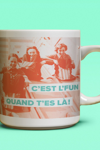 OUI MANON Tasse - C'est l'fun quand t'es la, tasse avec une photo de jeunes filles qui s'amusent. Imprimée à Montréal.