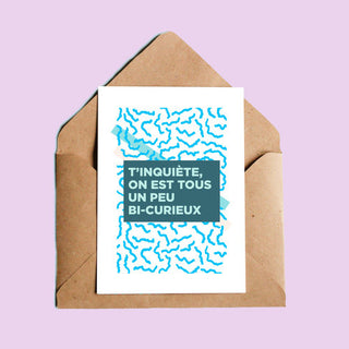 OUI MANON Carte Tous bi-curieux, carte dans les tons bleus avec le texte "T'inquiète, on est tous un peu bi-curieux". Fait localement à Montréal.
