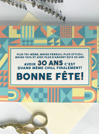 Carte de souhait couleur pastel bleu et orange inscrit: Plus toi-même, moins perdu, plus stylé, moins tata et avec plus d'argent qu'a 20 ans. Avoir 30 ans c'est quand même chill finalement! Bonne fête! Parfait idée cadeau pour femme.