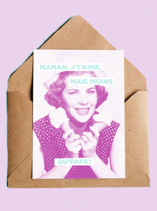 OUI MANON Carte - Maman, j't'aime mais moins qu'papa !, carte rose avec une femme qui tient deux glaces.