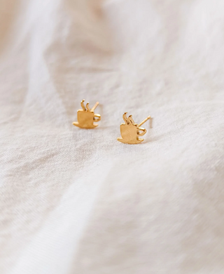 Boucles d'oreilles cafecito Mimi & August en forme de tasse à café fumante, en acier inoxydable et plaqué or. Fabriquées à la main, parfaite idée de cadeau pour femme.