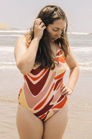Maillot de bain une pièce Tamarindo- Dunes Mimi & August, couleurs chaudes. Conçu à Montréal, Québec.