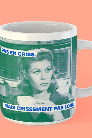 OUI MANON Tasse - Pas en criss..., tasse avec une femme qui tient un café et l'inscription "Pas en criss, mais crissement pas loin !". Imprimée à Montréal.