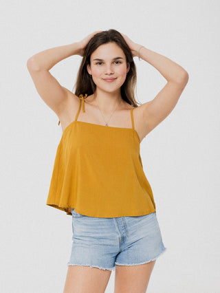 Camisole ample et confortable avec fines bretelles dorée. Designer québécois.