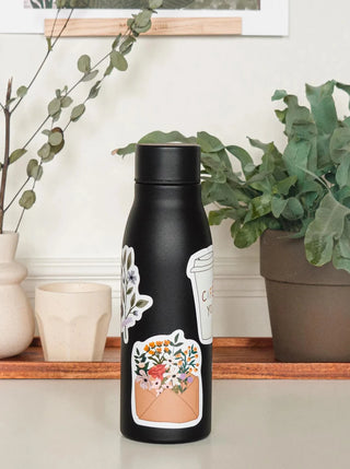 Autocollant vinyle Mimi & August représentant des fleurs dans une enveloppe. Fait au Québec, parfaite idée cadeau pour femme.