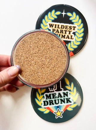 Ensemble de 4 sous-verres Awards assortis. Inscrit: 1 mean drunk- day drinking champion, etc. Parfait idée cadeau pour femme.