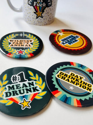 Ensemble de 4 sous-verres Awards assortis. Inscrit: 1 mean drunk- day drinking champion, etc. Parfait idée cadeau pour femme. 