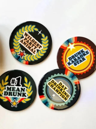 Ensemble de 4 sous-verres Awards assortis. Inscrit: 1 mean drunk- day drinking champion, etc. Parfait idée cadeau pour femme.