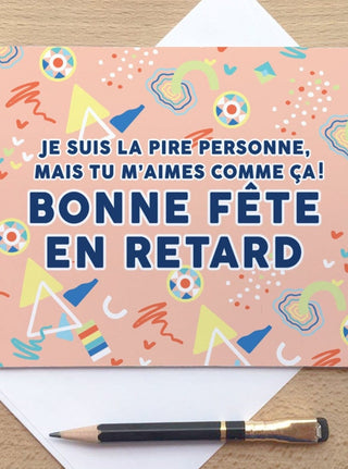 Carte de souhait rose pastel inscrit: Je suis la pire personne, mais tu m'aimes comme ça! Bonne fête en retard. Parfait idée cadeau pour femme.