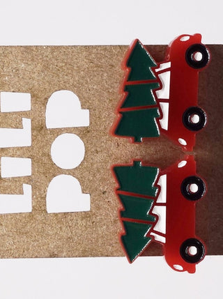 Boucle d'oreille sapin sur voiture rouge. Parfait idée cadeau femme. Bijoux fait au Québec.