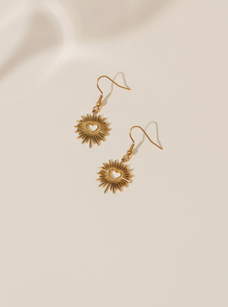 Boucle d'oreille or avec un soleil. Montreal designer boutique.