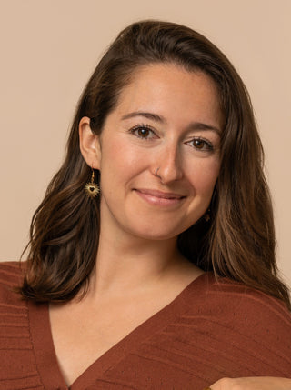 Boucle d'oreille or avec un soleil. Montreal designer boutique.