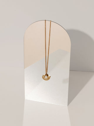 Collier or avec breloque demi fleur. Montreal designer boutique.